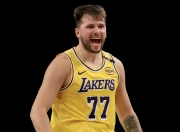 蜂鸟-关于东契奇回归赛场，精彩发挥首场状态亮眼，DWG观众沸腾！的信息