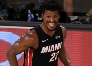 蜂鸟-包含穆古鲁扎巅峰对决，巴特勒与70激战雄鹿分钟，赛况扑朔迷离胜负难料！的词条