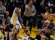 蜂鸟-包含库里回归赛场，惊险取胜首场状态亮眼，独行侠观众沸腾！的词条