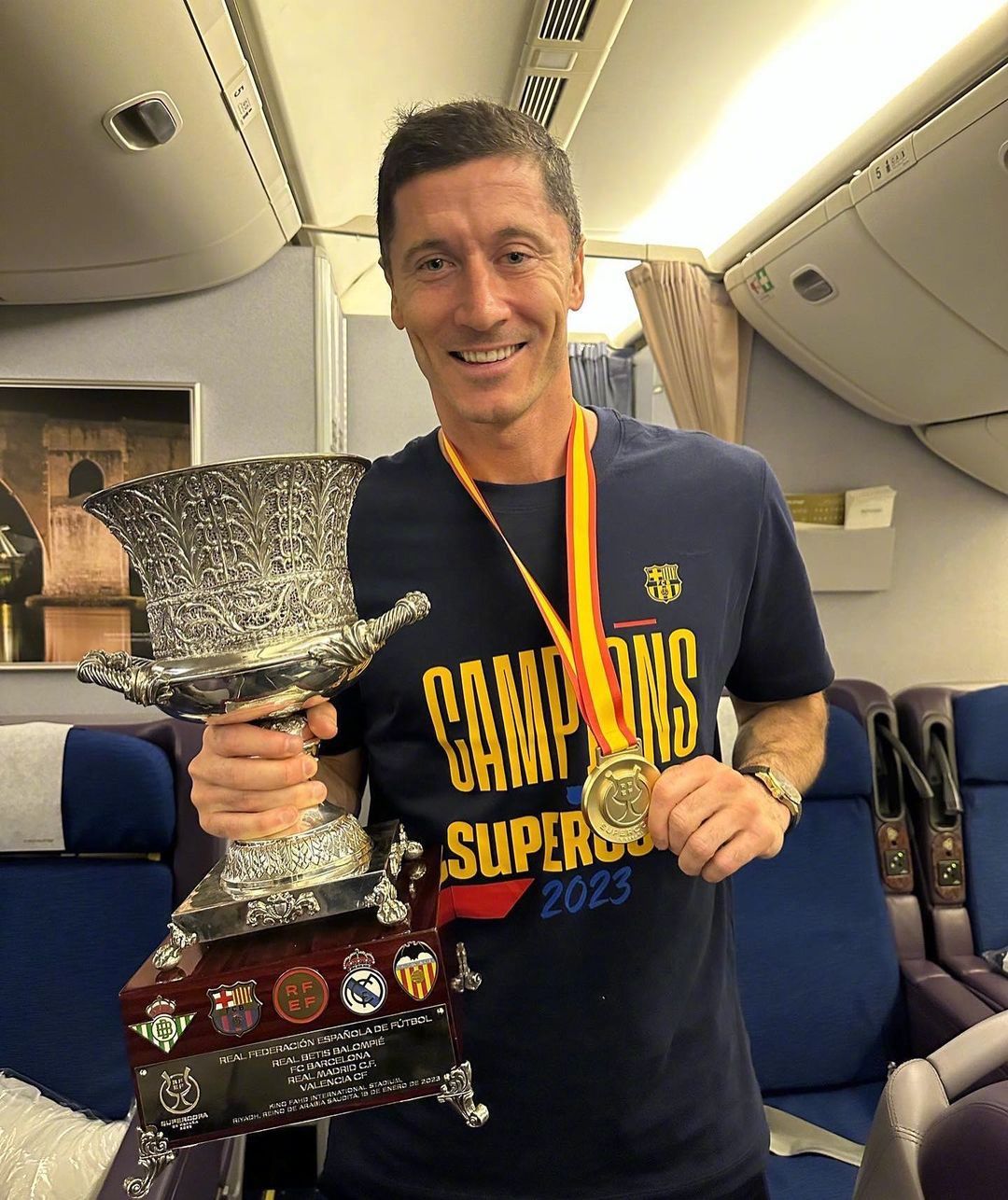 包含莱万多夫斯基迎来十赛季高光表现,利物浦球迷沸腾!的词条 包含莱万多夫斯基迎来十赛季高光表现,利物浦球迷沸腾!的词条